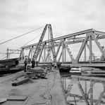 846020 Afbeelding van het plaatsen van de nieuwe overspanning voor de spoorbrug over de Poldervaart bij Kethel.